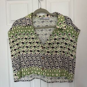Cropped button-front, cap sleeved patterned top